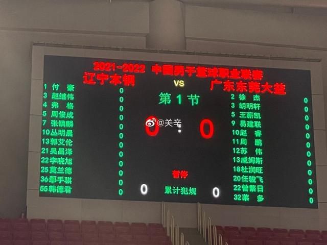 美女张开腿露出尿口